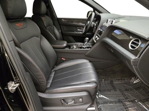 Used 2019 Bentley Bentayga image 2