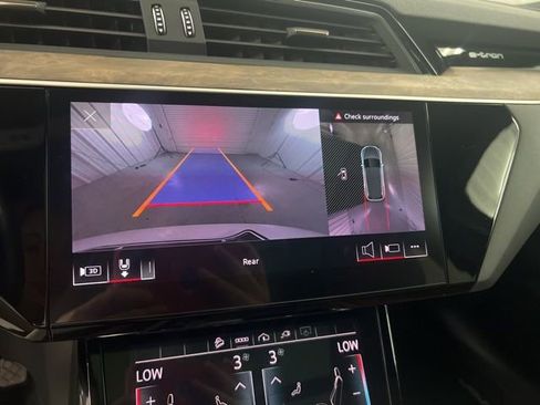 Used 2021 Audi e-tron Premium Plus w/ Premium Plus Package image 32