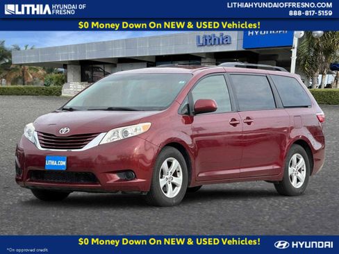 Used 2017 Toyota Sienna LE image 1