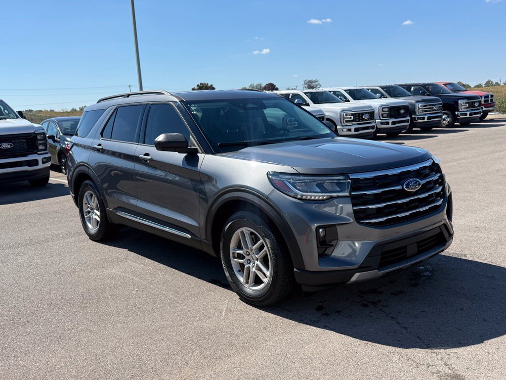 Used 2025 Ford Explorer Active w/ Active Comfort Package RWD image 2