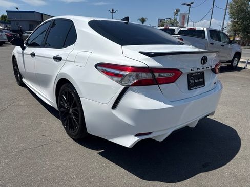 Used 2020 Toyota Camry SE FWD image 4