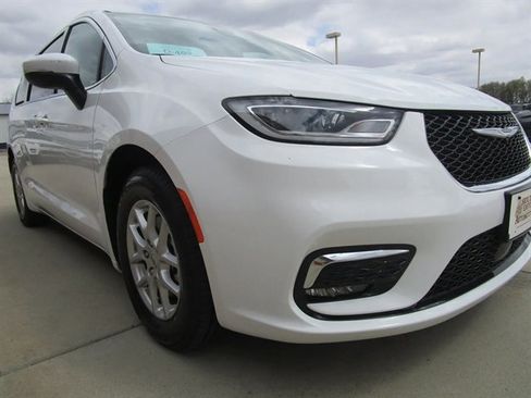 Used 2023 Chrysler Pacifica Touring-L FWD image 34