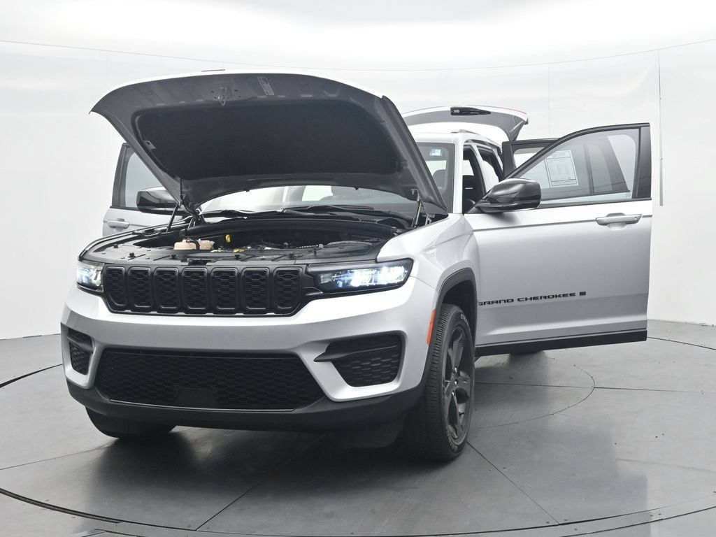 Used 2024 Jeep Grand Cherokee Altitude RWD image 51