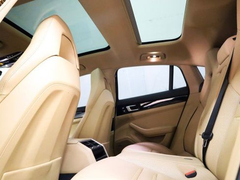 Used 2019 Porsche Panamera w/ Premium Package image 22
