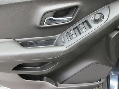 Used 2018 Chevrolet Trax LS FWD image 20