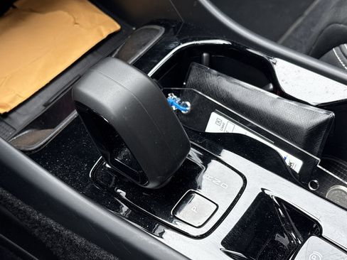 Used 2025 Volvo XC40 B5 Plus image 26