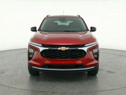 Used 2025 Chevrolet Trax LT image 2