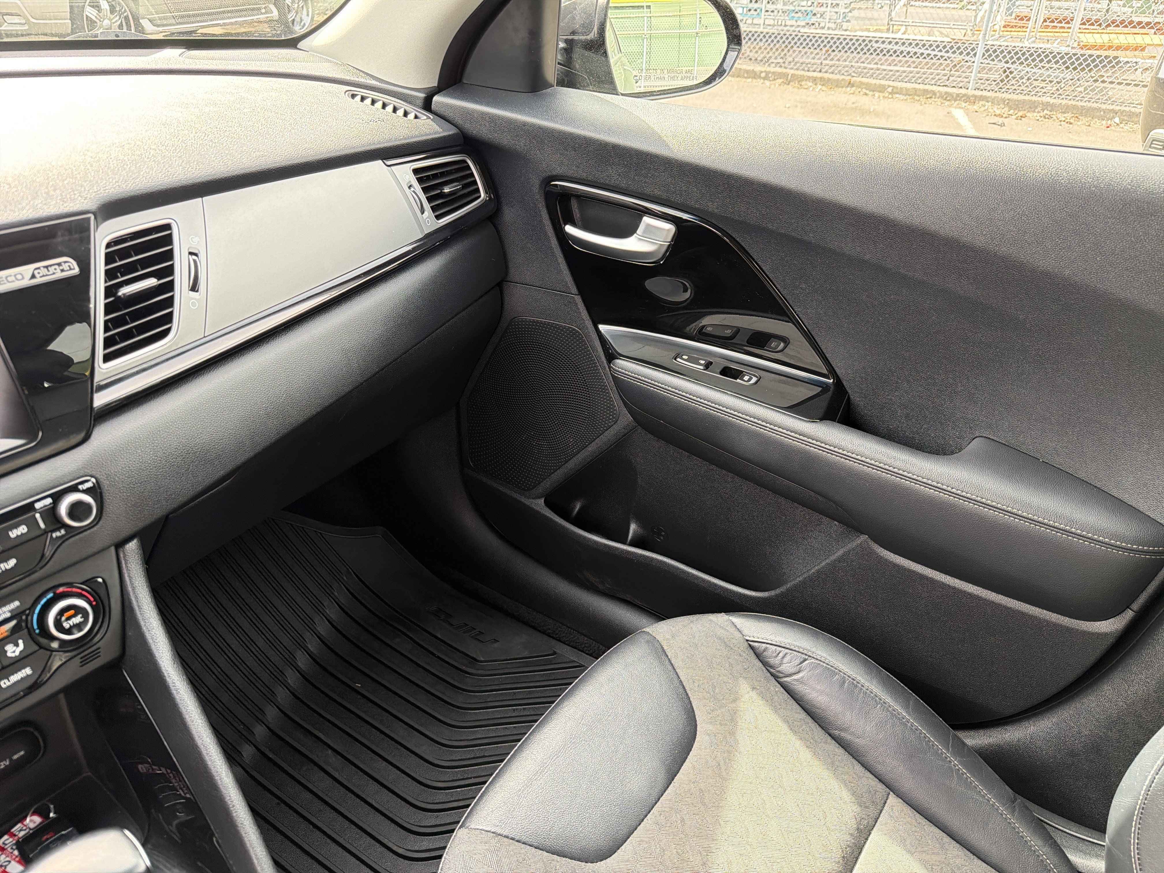 Used 2018 Kia Niro EX FWD image 25