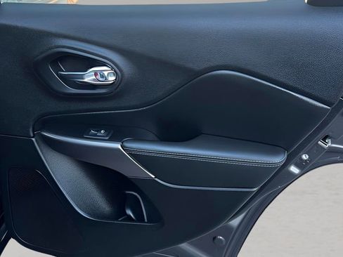 Used 2019 Jeep Cherokee Latitude Plus w/ Cold Weather Group image 34