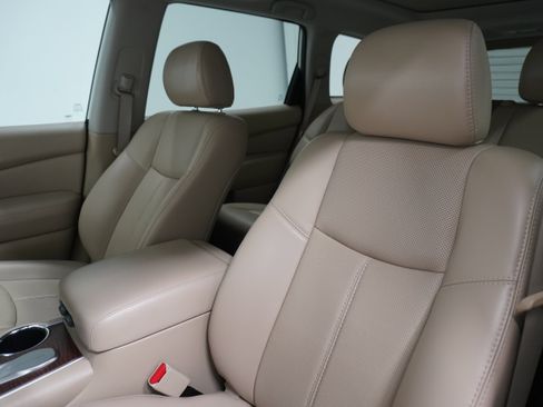 Used 2017 Nissan Pathfinder Platinum image 10