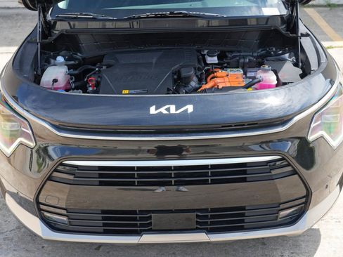 Used 2023 Kia Niro SX Touring FWD image 7