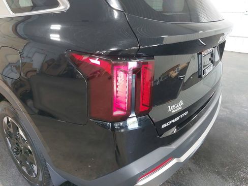 Used 2025 Kia Sorento S FWD image 68