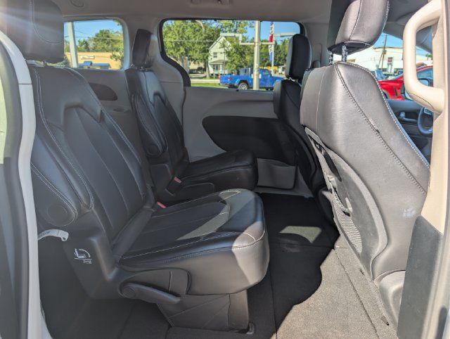 Used 2024 Chrysler Pacifica Touring-L FWD image 17
