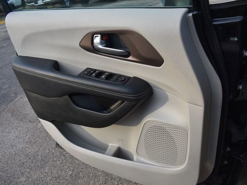 Used 2023 Chrysler Voyager LX image 36