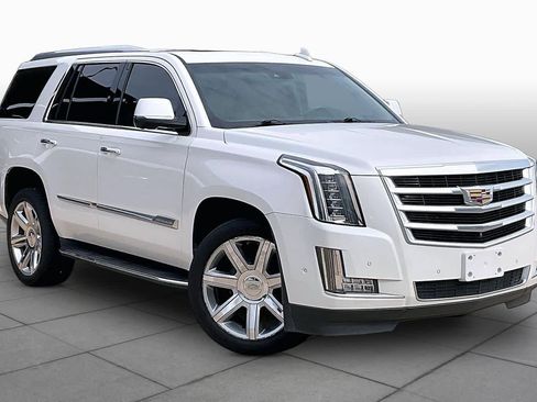 Used 2017 Cadillac Escalade Luxury RWD image 3