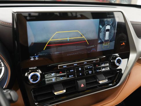Used 2022 Toyota Highlander Platinum AWD/4WD image 23