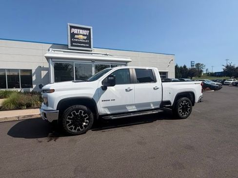 Used 2025 Chevrolet Silverado 2500 LT w/ Convenience Package AWD/4WD image 2