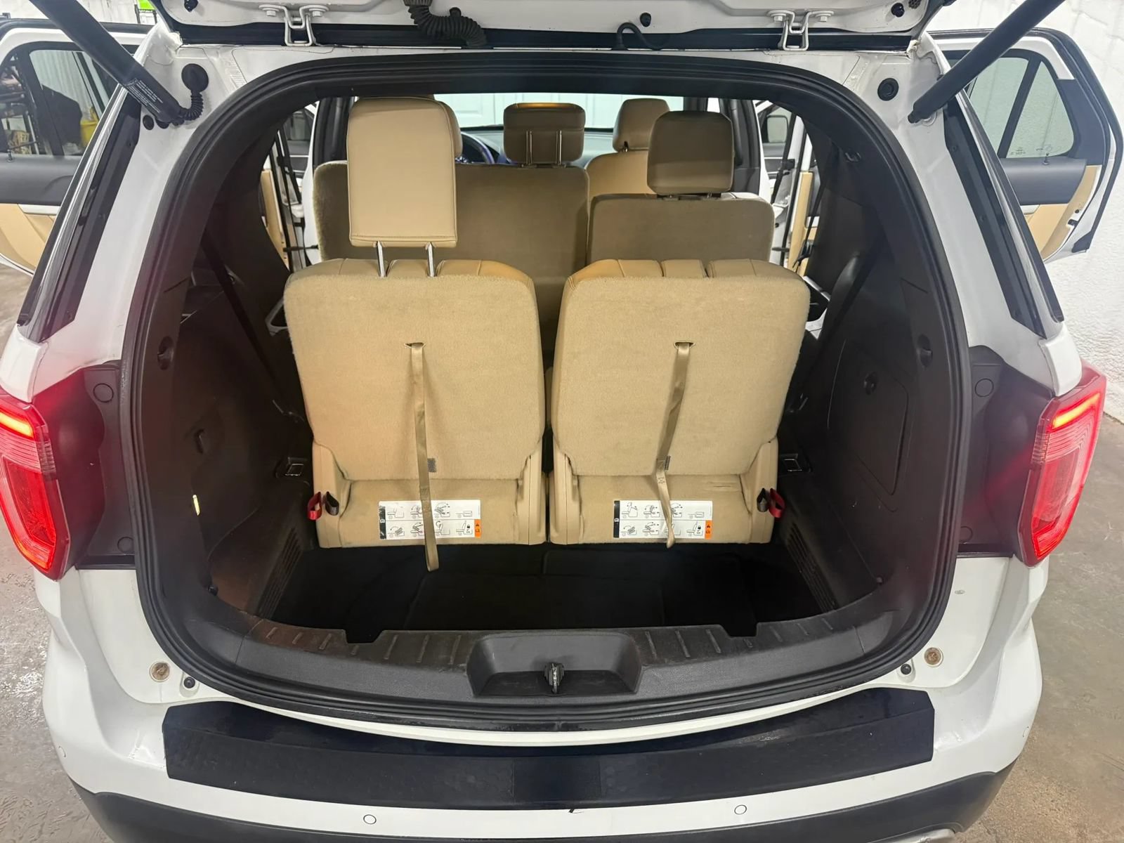 Used 2017 Ford Explorer XLT w/ Equipment Group 202A FWD image 26
