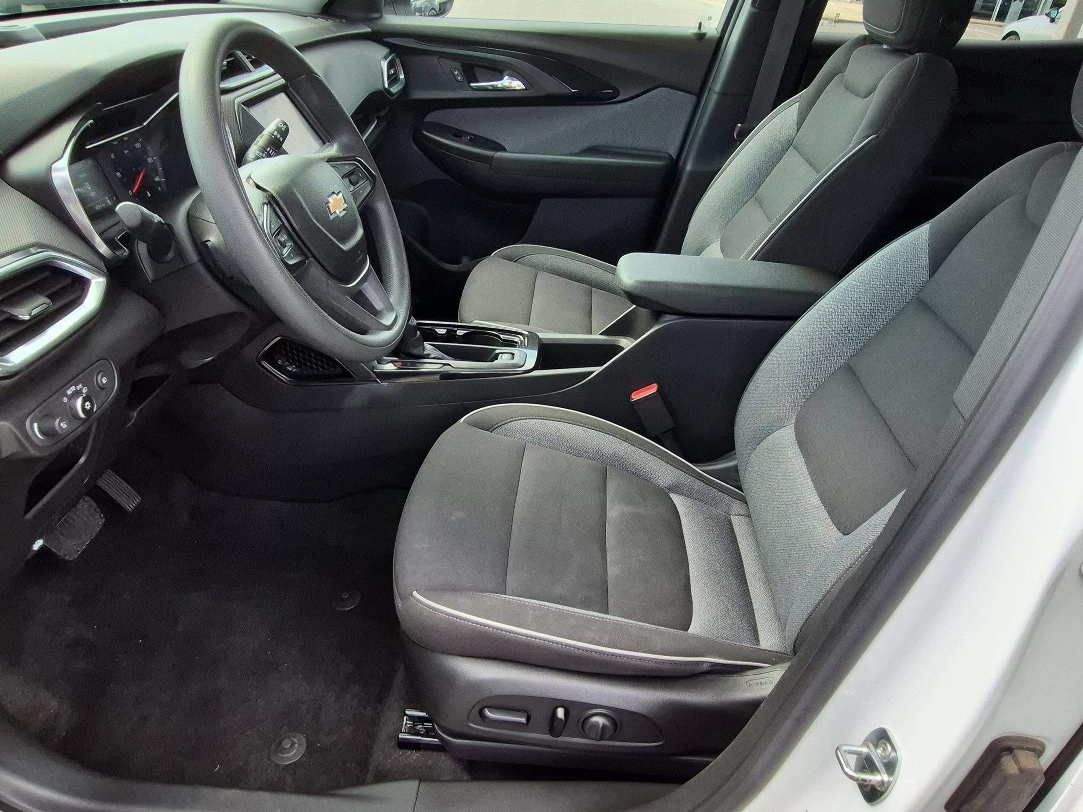 Used 2023 Chevrolet TrailBlazer LT FWD image 14