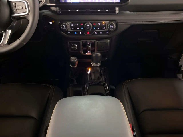 Used 2024 Jeep Wrangler Unlimited Sahara w/ Safety Group AWD/4WD image 13