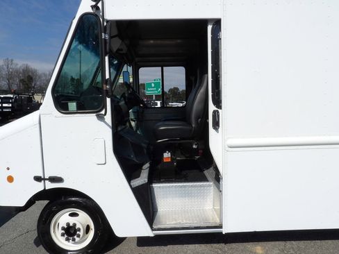 Used 2014 Ford E-350 and Econoline 350 Super Duty w/ A/C Prep Package image 13