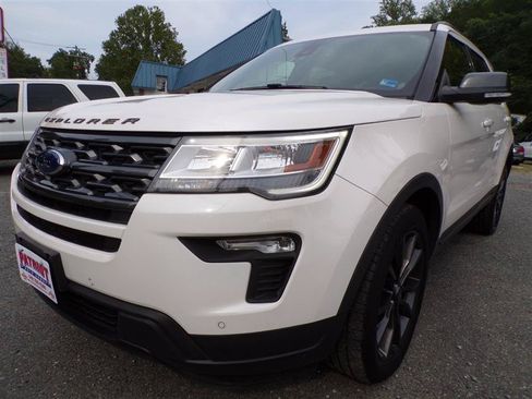 Used 2018 Ford Explorer XLT w/ Equipment Group 202A AWD/4WD image 3