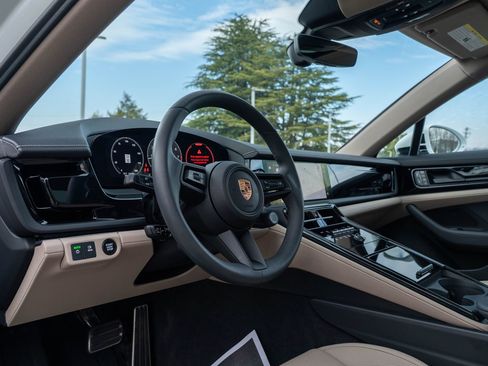 Certified 2025 Porsche Panamera 4 image 4