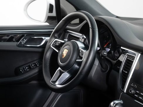 Used 2018 Porsche Macan image 25