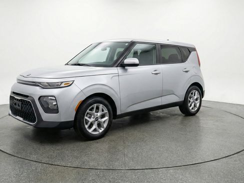 Used 2025 Kia Soul LX w/ LX Technology Package FWD image 3