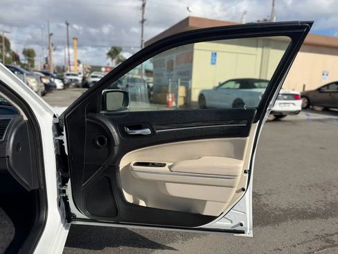Used 2016 Chrysler 300 Limited image 33