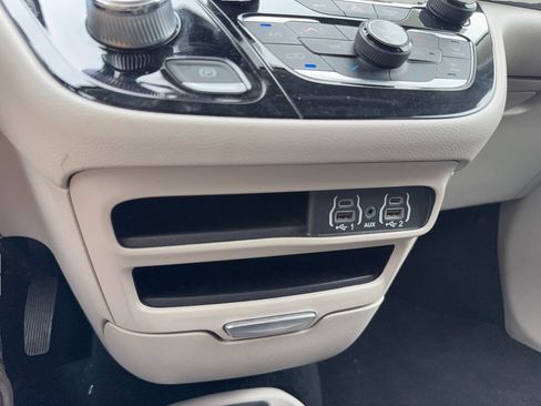 Used 2024 Chrysler Pacifica Touring-L FWD image 20