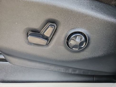 Used 2023 Chrysler Pacifica Touring-L image 24