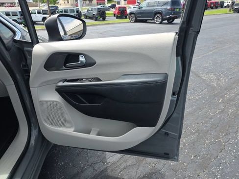 Used 2023 Chrysler Pacifica Touring-L FWD image 38