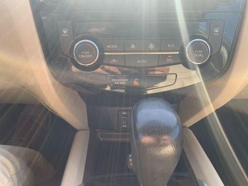 Used 2016 Nissan Rogue SL AWD/4WD image 18