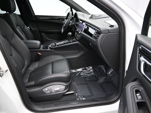 Used 2025 Porsche Macan image 29