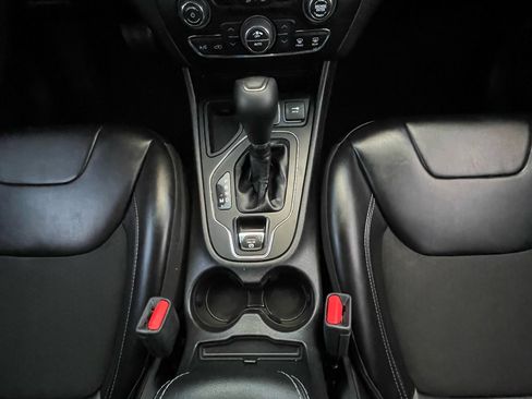 Used 2019 Jeep Cherokee Latitude Plus w/ Comfort/Convenience Group image 19