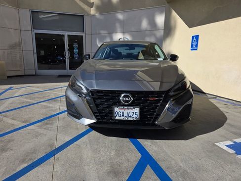 Used 2023 Nissan Altima 2.5 SR FWD image 2