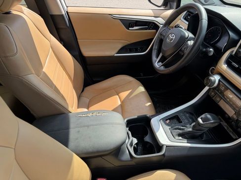 Used 2021 Toyota RAV4 XLE Premium image 17