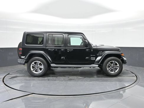 Used 2018 Jeep Wrangler Unlimited Sahara AWD/4WD image 11