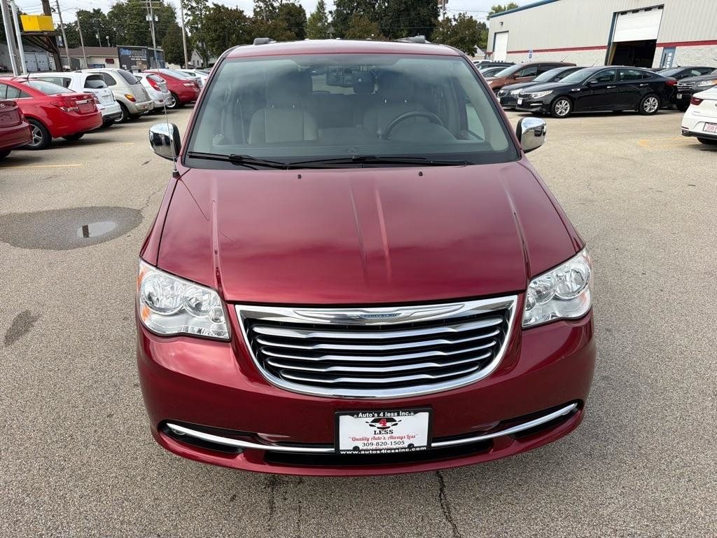 Used 2013 Chrysler Town & Country Touring-L w/ Driver Convenience Group FWD image 3