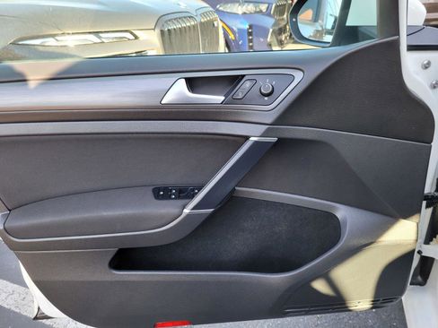Used 2018 Volkswagen e-Golf SE image 16