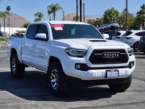 Used 2020 Toyota Tacoma TRD Sport w/ Technology Package RWD image 3