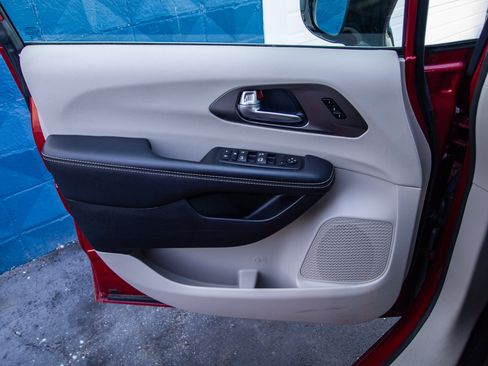 Used 2024 Chrysler Pacifica Touring-L FWD image 19