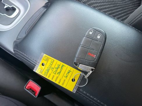Used 2019 Dodge Journey SE FWD image 4