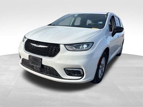 Used 2024 Chrysler Pacifica Touring-L image 1