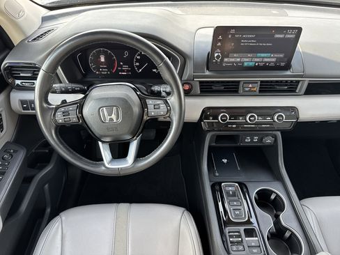 Used 2024 Honda Pilot Touring image 17