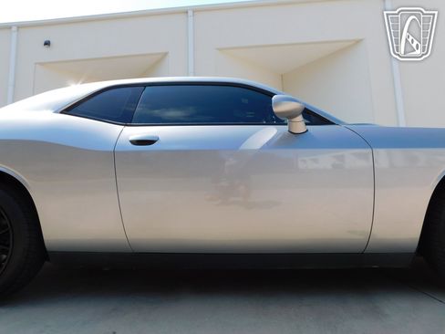 Used 2015 Dodge Challenger SXT w/ Driver Convenience Group RWD image 30