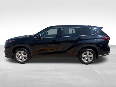 Used 2022 Toyota Highlander LE AWD/4WD image 13
