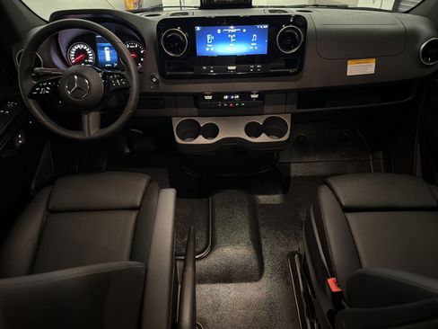 Used 2025 Mercedes-Benz Sprinter 2500 image 15