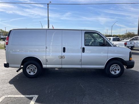 Used 2016 GMC Savana 2500 image 2